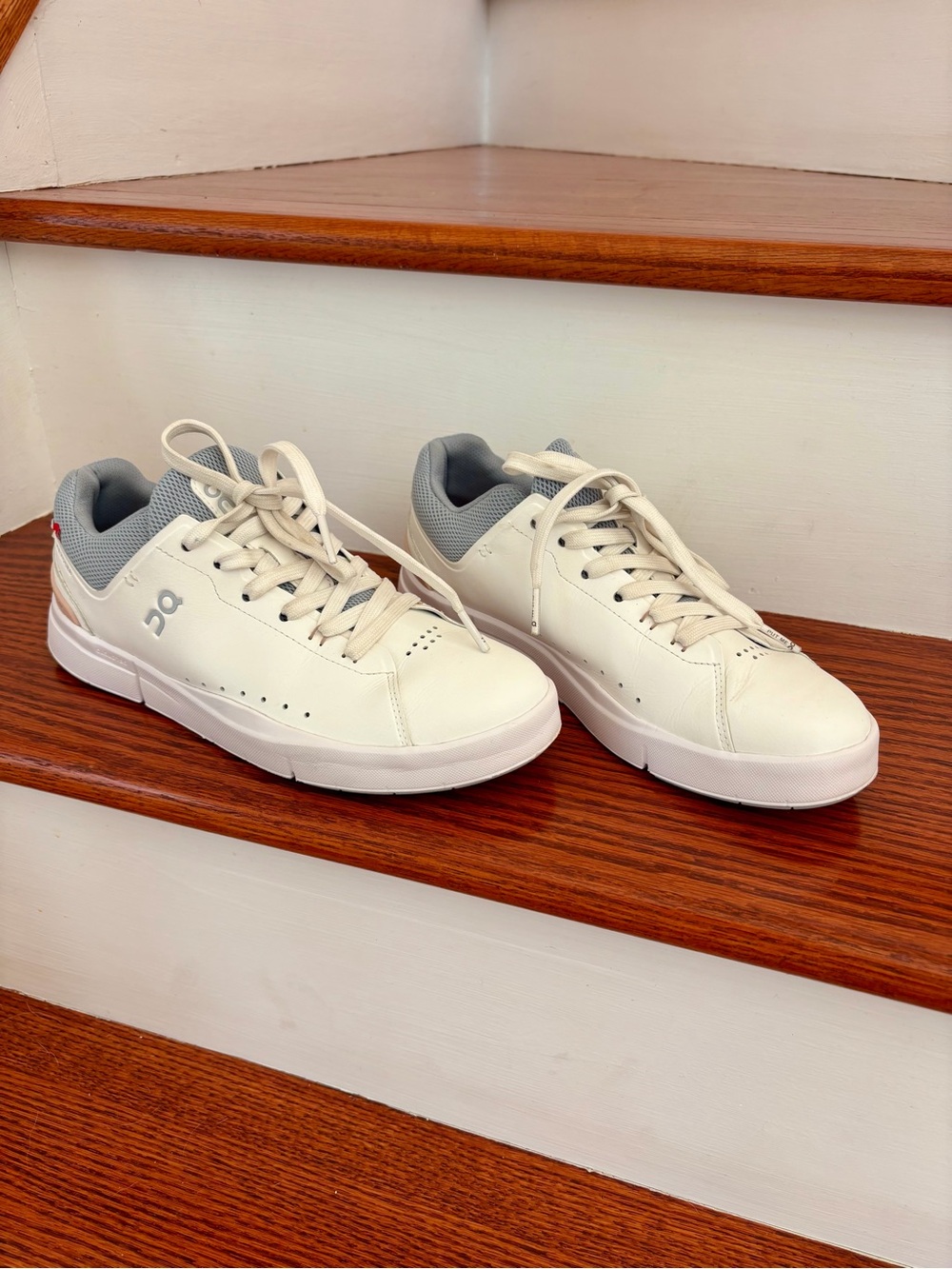 On Women's The Roger Advantage Sneakers